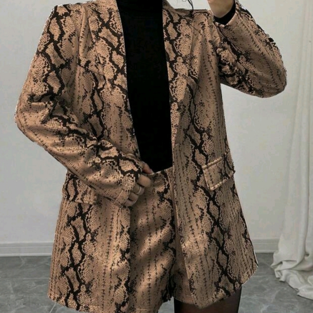 Women's Fashion Snake Skin Print Suit Jacket And Shorts Set - Picture 4 of 6